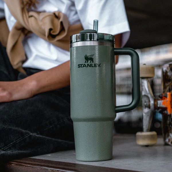 Large_JPG_Stanley_Quencher30oz_Hammertone_Green_Lifestyle_7_1_008e34d562.jpg