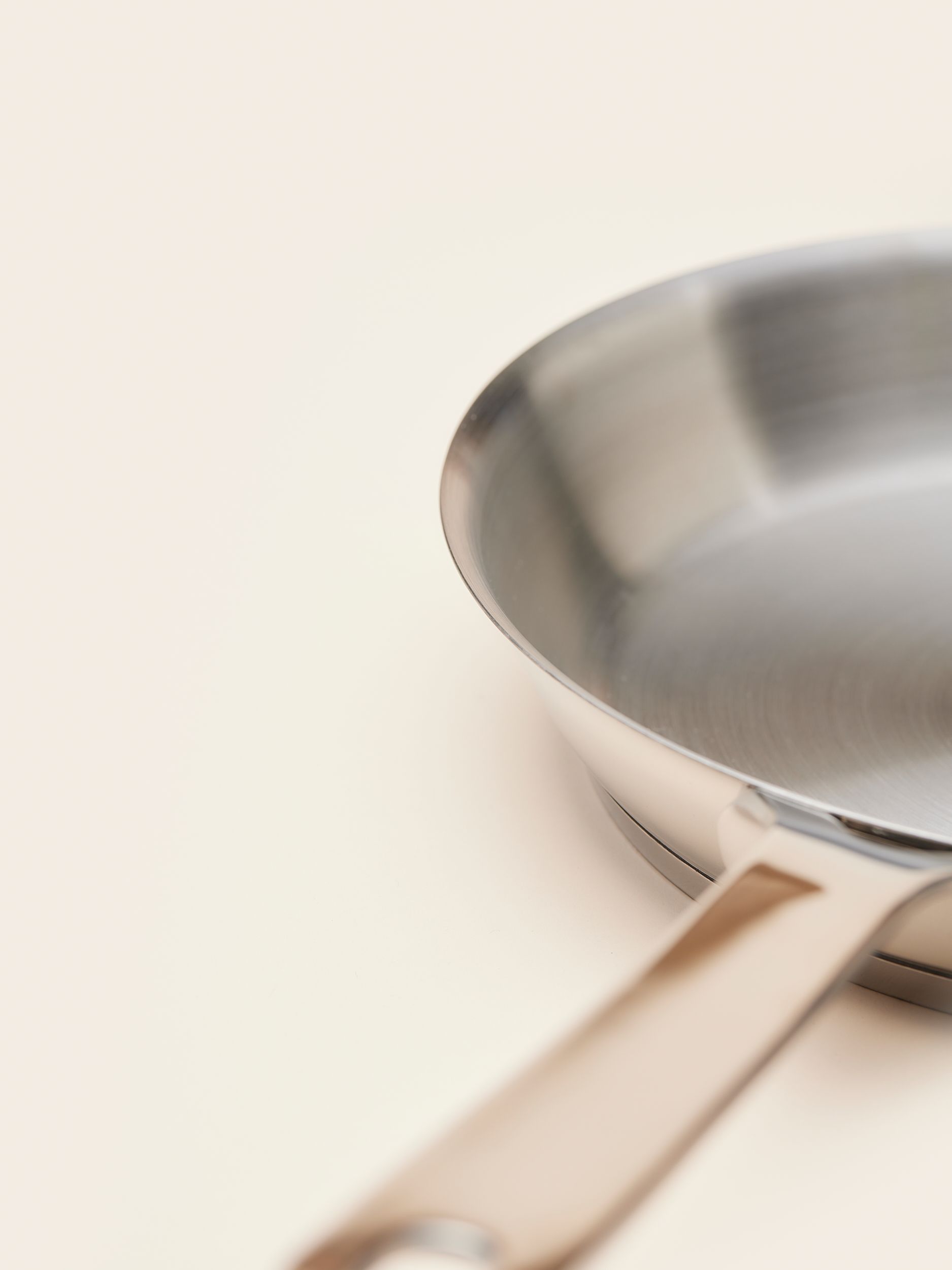 MERCHERY_Alessi_frying_pan_closeup_1_94340b348c.jpg