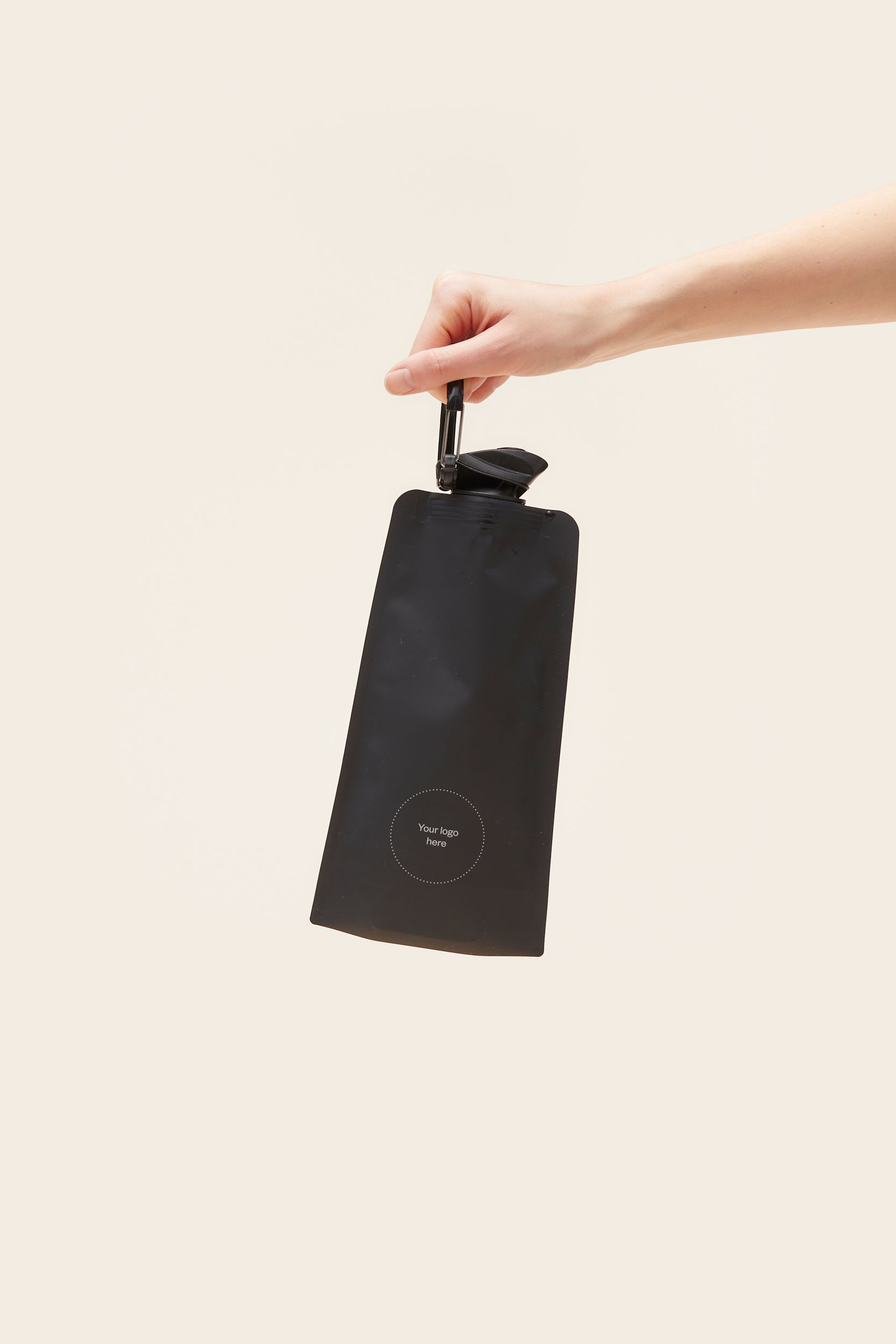 MERCHERY_FEB_Vapur bottle_blackmatte_holding.+logo.jpg