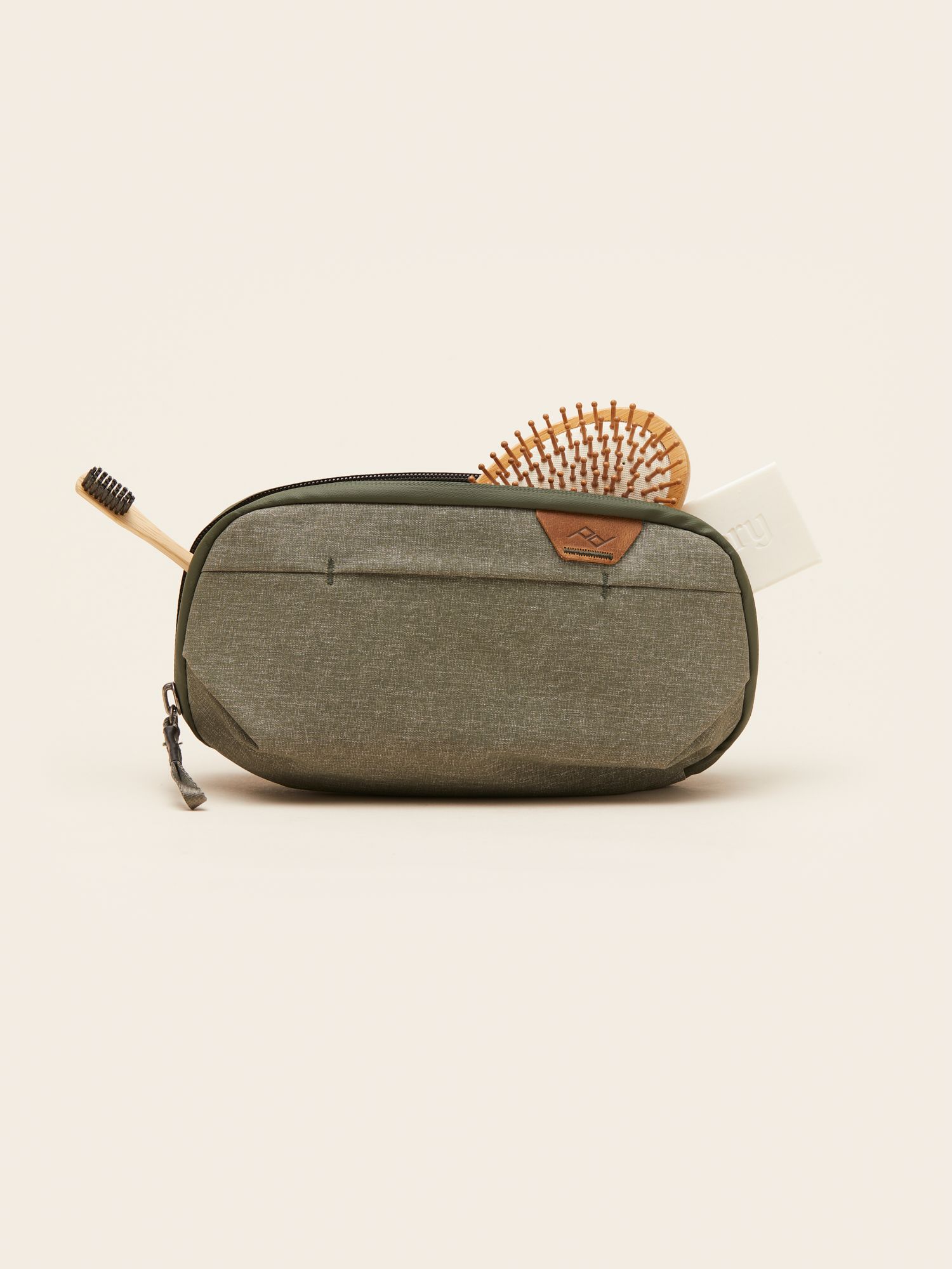 MERCHERY_MAY-2022_Peak design wash pouch_small_green_in situation.jpg