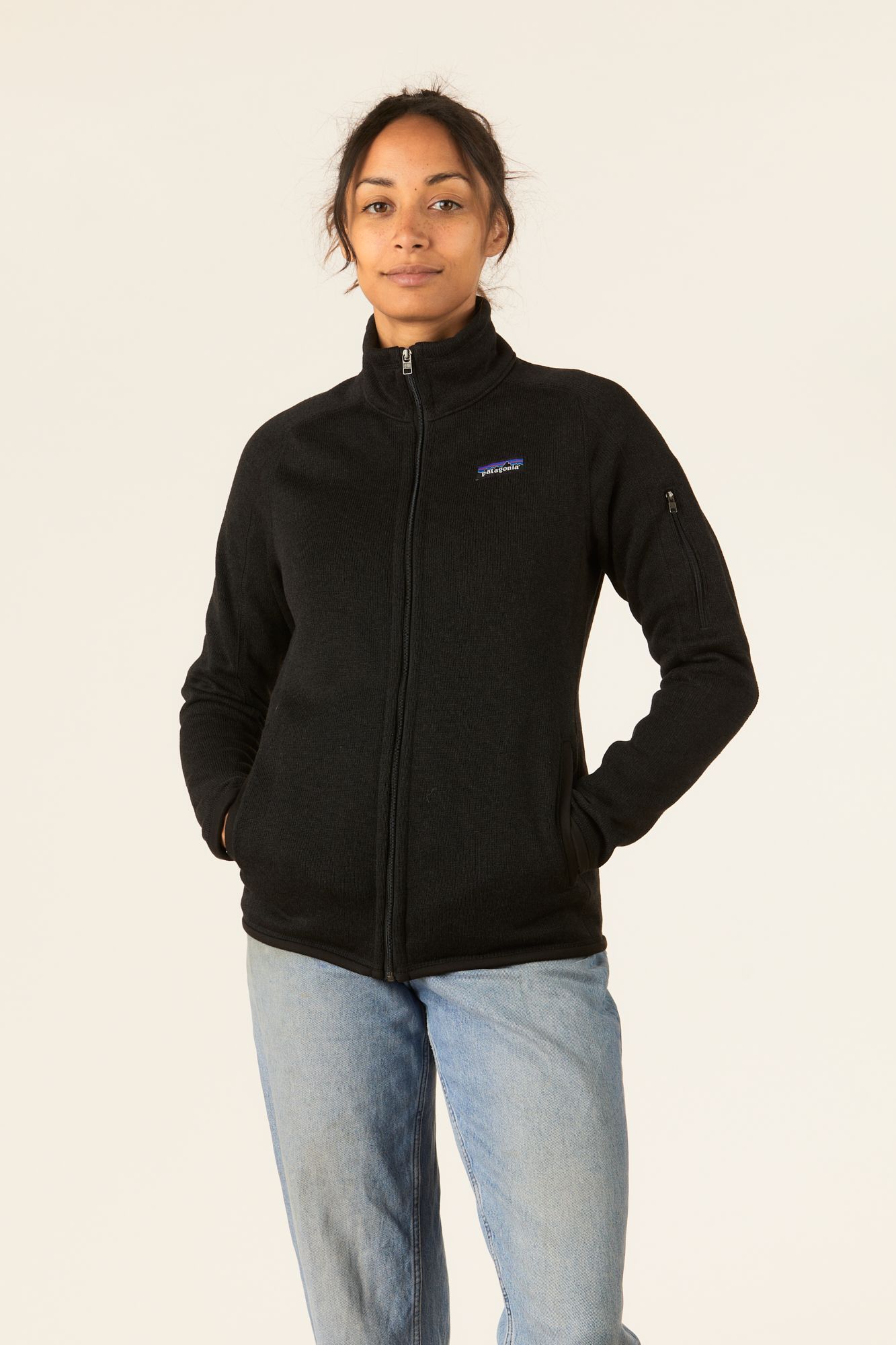 https://us.merchery.co/cms/uploads/MERCHERY_MAY_Patagonia_sweater_black_women_front_2_9e899cbbbb.jpg