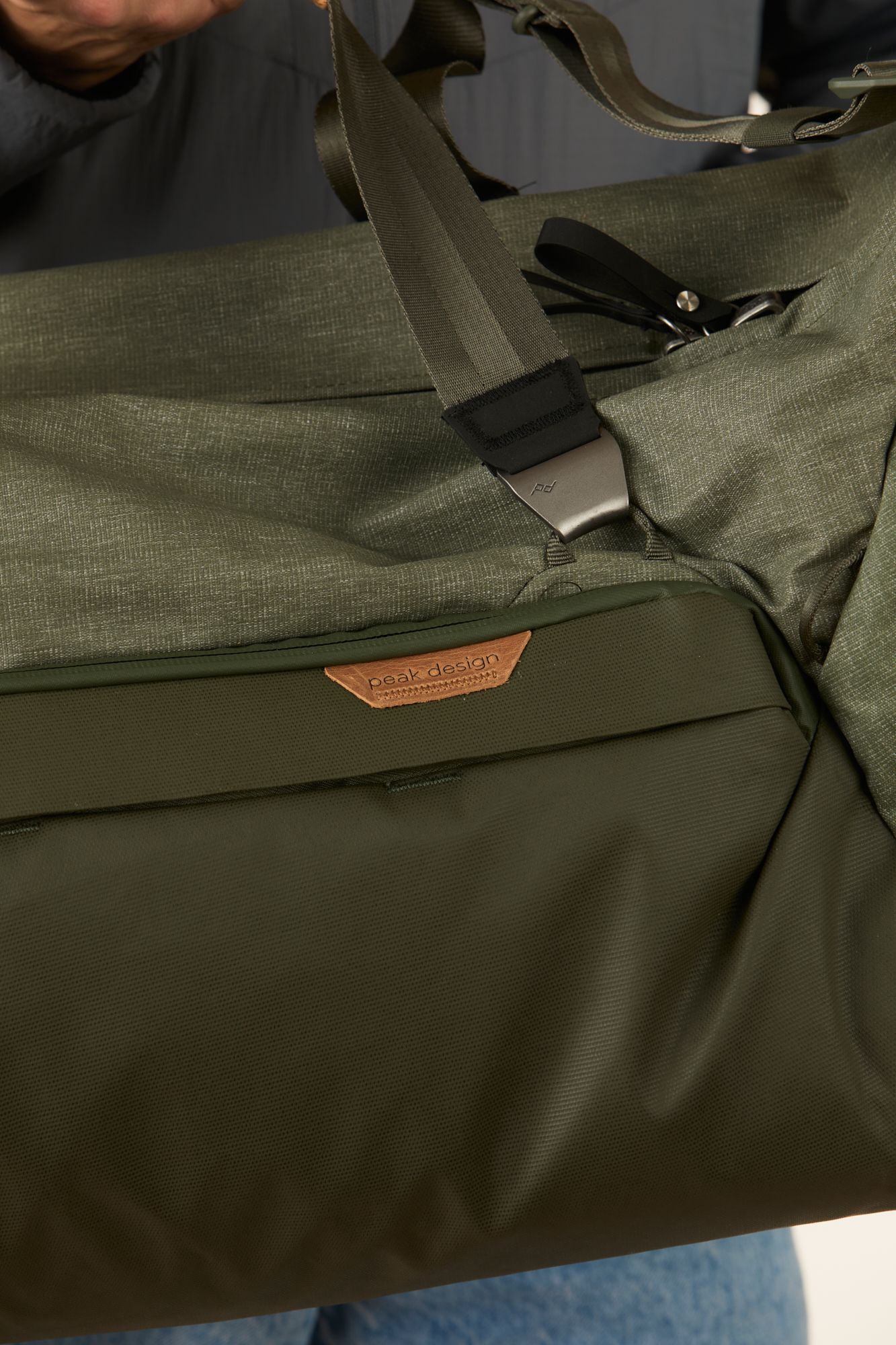 MERCHERY_MAY_Peak_design_duffel_sage_details_4c708eb967.jpg