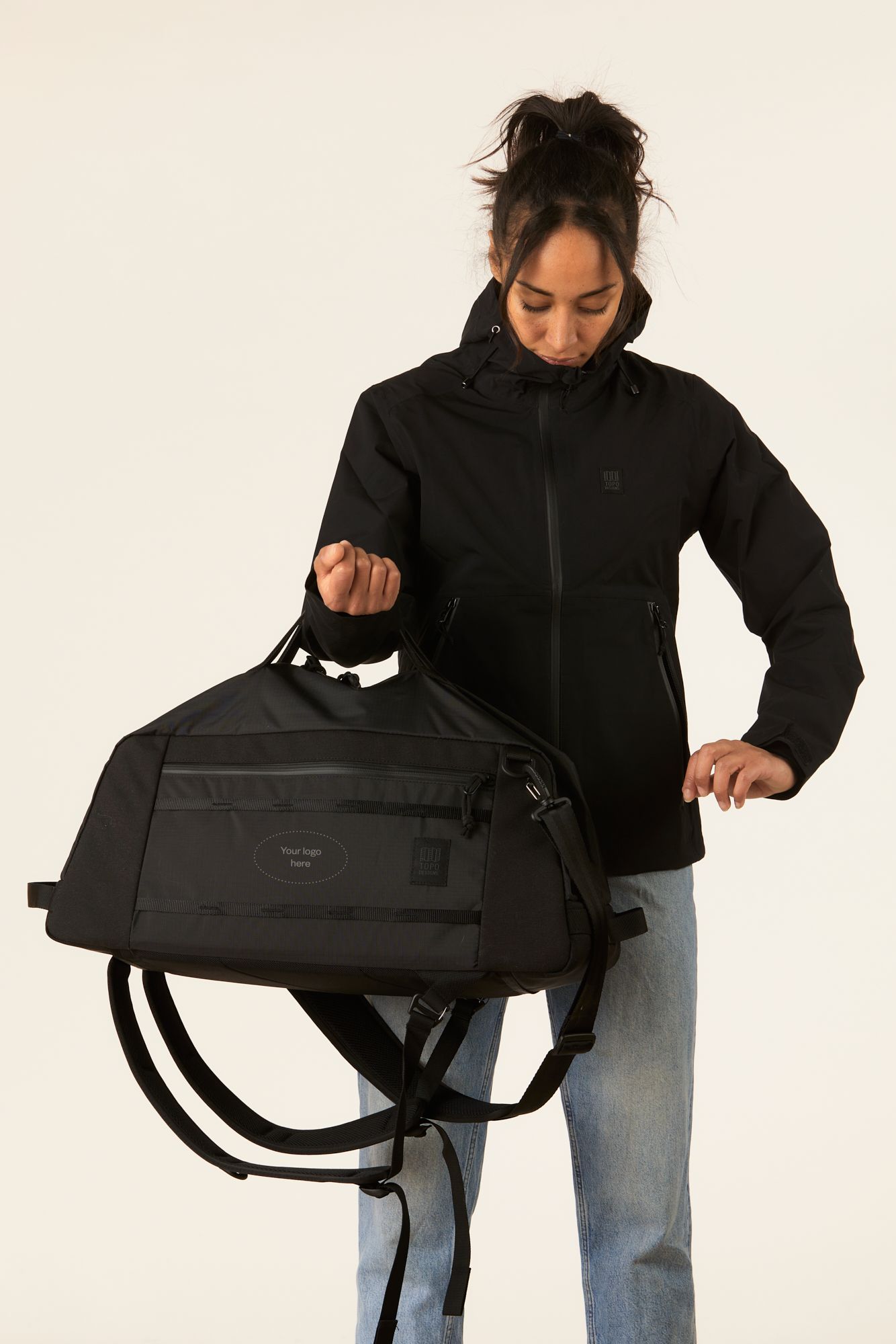 MERCHERY_MAY-Topo designs duffel_black_in situation_1.jpg