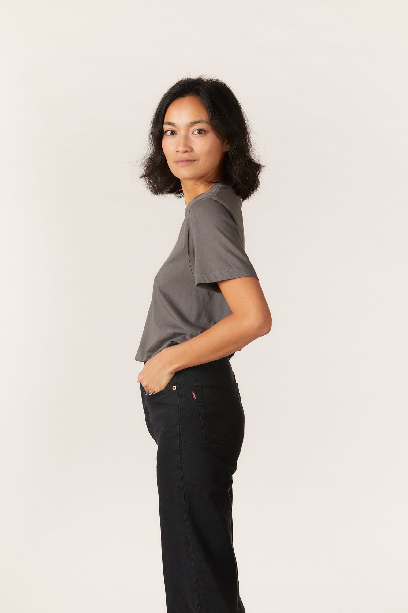 MERCHERY_Organic cotton T-shirt_graphite_W_side.jpg
