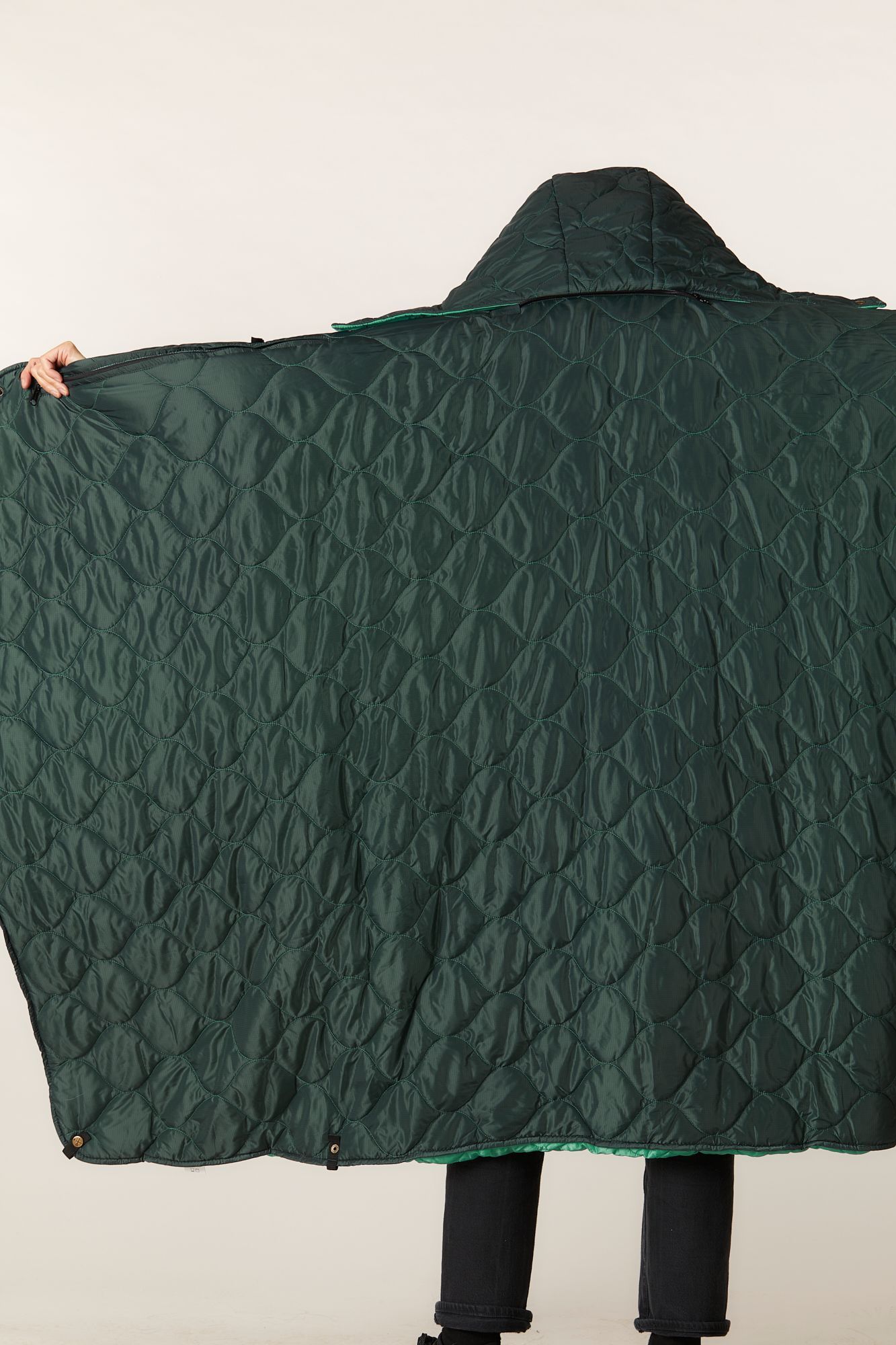 https://us.merchery.co/cms/uploads/MERCHERY_Puffy_blanket_2_c4999d427f.jpg
