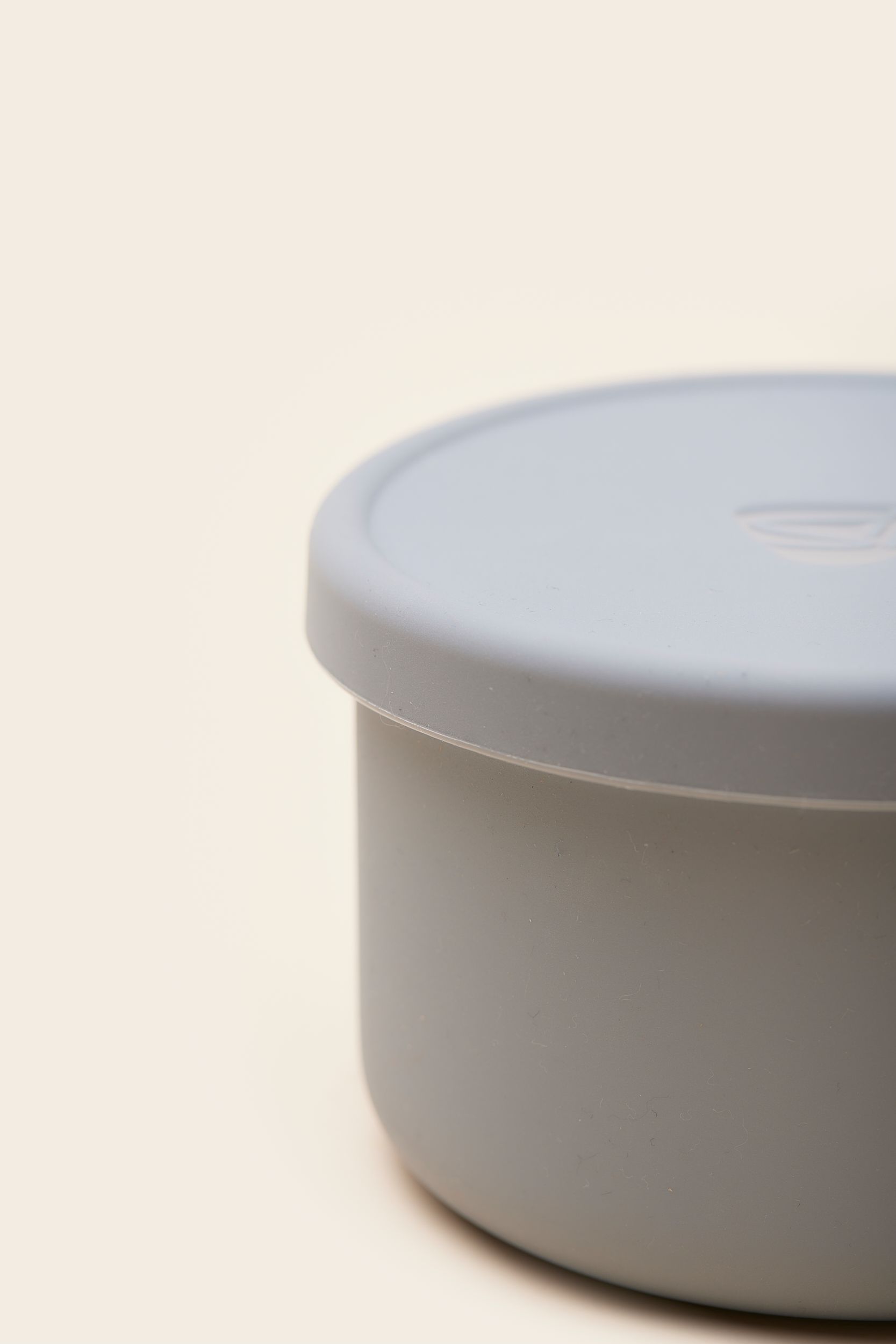 MERCHERY_Silicone_bowl_moonstone_closeup_fdb336e9fa.jpg