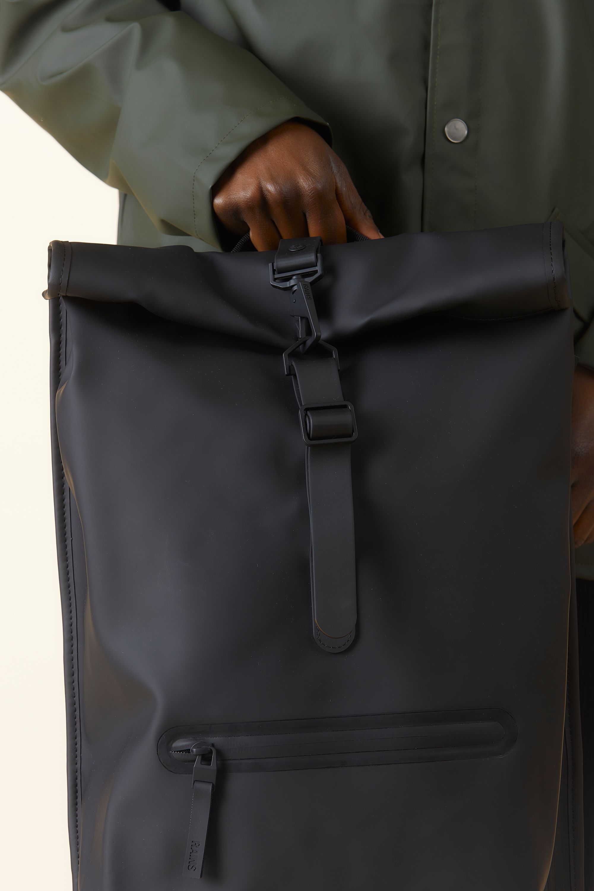 Rains_backpack_black_MERCHERY_DEC_233953_2_1_4e64a8ccbb.jpg