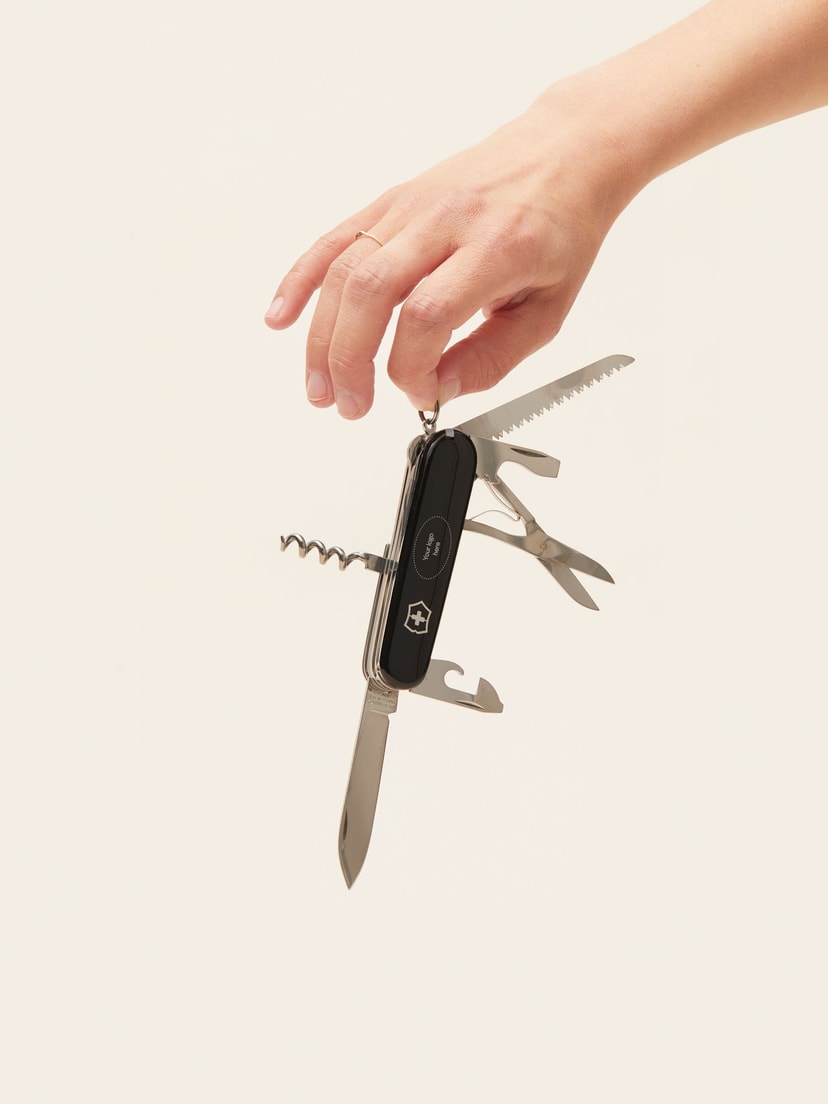 medium-pocket-knife_11-47-AM_MERCH_PT050102_2021-05-25-132253_wear.jpg